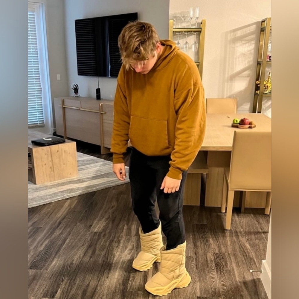 Nsltd Yeezy Boots Two Sizes Men’s 7.5 = EU 40.5-41Women’s 9.5 = EU 40.5-41
